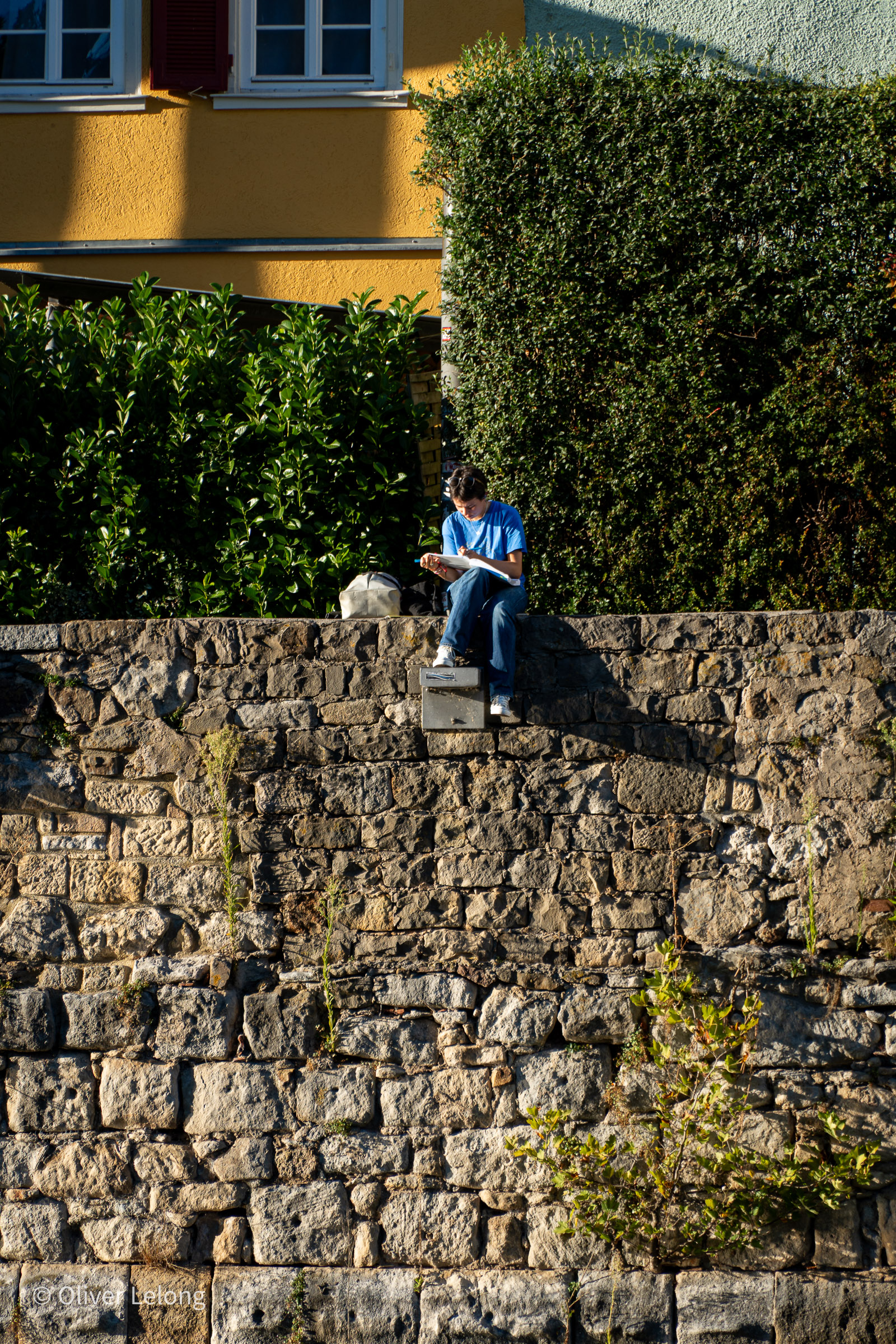Urbane Szene an einer Mauer